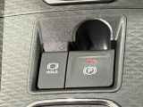 指先だけで簡単に操作が可能な電動パーキングブレーキを採用。「HOLD」スイッチを押すと、渋滞や信号待ちなどでブレーキペダルから足を離しても、ブレーキを保持するので安心です