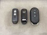 スマートキーを装備しています。鍵を差し込むことなくドアロックの開け閉めと、スタートボタン操作でのエンジンスタートができます。加えて、純正リモコンエンジンスターター用の操作キーもついています。