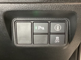 Hondaセンシング用の、VSA(ABS+TCS+横滑り抑制)解除と路外逸脱抑制機能のオンオフスイッチなどはハンドルの右側に装備しています。