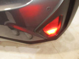 視界不良時の自車位置を後方の車両に認識を促すバックフォグを装備しています。