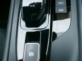 電動パーキングブレーキ装備!また、オートブレーキホールド機能もありますので、停車時ブレーキペダルから足を離してもブレーキ力を保持しているので動き出しません。(アクセルペダルを踏むと解除され発進します)