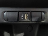 USB端子付きです。ポータブルオーディオなどの機器を接続して、車両のスピーカーで聞くことができます。