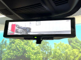 【インテリジェントルームミラー】後席の大きな荷物や同乗者で後方が確認しづらい時でも安心!カメラが撮影した車両後方の映像をルームミラー内に表示。クリアな視界で状況の確認が可能です!