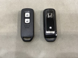 スマートキーを装備しています。鍵を差し込むことなくドアロックの開け閉めと、スタートボタン操作でのエンジンスタートができます。スペアキーも同じものを用意しております。