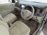 シンプルで使いやすいデザインの運転席です。