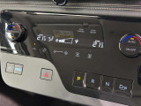 左右独立温度コントロールフルオートエアコンです。運転席、助手席それぞれで独立して温度設定ができます。冷え性の方が乗っても安心ですね♪
