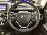ハンドルにHondaセンシング系のクルーズコントロールやレーンキープアシストなどのスイッチと、オーディオの操作スイッチが装備されています。ハンドルから手を離さず安全に操作できます。