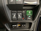 リアドアは乗り降りに便利な両側電動スライドドアです。また運転席に座っていながらスイッチ操作で自在にスライドドアを開け閉めできます。燃費に役立つECONボタンもここです。