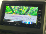【バックカメラ】駐車時に後方がリアルタイム映像で確認できます。大型商業施設や立体駐車場での駐車時や、夜間のバック時に大活躍!運転スキルに関わらず、今や必須となった装備のひとつです!