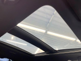 【調光パノラマルーフ】車内の解放感が一気に上がる大型パノラマルーフに調光機能がプラス!日差しが強い時、シェードを閉めなくてもガラスの透明度を調整することで心地よい明るさに♪