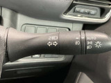 車外の明るさに応じでライトを点灯、消灯してくれるオートライト機能です☆お天気の良い昼間のトンネル走行などオートにしてると便利で安心です☆エンジン停止時にライトの消し忘れも無くなります☆
