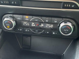 【オートエアコン】一度お好みの温度に設定すれば、車内の温度を検知し風量や温度を自動で調整。暑い&hellip;寒い&hellip;と何度もスイッチ操作をする必要はありません。快適な車内空間には必須の機能ですね♪