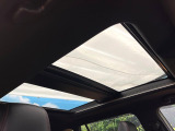 【パノラマルーフ】大型のガラスルーフ搭載で車内の解放感が一気にアップ!開放的なドライブをお楽しみいただけます。