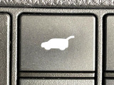 【パワーバックドア】スマートキーや運転席のボタンを押すだけでリアゲートが自動で開閉します!荷物を持っている時や、高い位置にあるバックドアを閉める際に便利な機能です♪