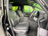 運転席まわりには十分なスペースがあり、大柄な方でもゆったり運転していただける環境です。