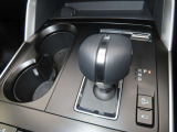 CX-60の力強い走りを、8ATでコントロールいたします。シフトレバー左側には、蓋付きのドリンクホルダーを前二席分備えています。