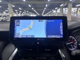 ディスプレイオーディオやカーナビは、現代のドライブにおいて欠かせない装備のひとつです。初めての場所でも迷いにくく、快適なルート案内で運転をサポートします。移動中のエンターテインメント性も高まります。
