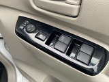 運転席側スイッチでは、各席の窓ガラスの開閉ができます。