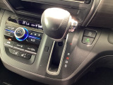 インパネシフトを採用しているので、前席の足元も広々としています。運転席と助手席の行き来もスムーズです!