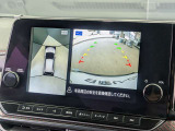 アラウンドビューモニター。上空から見下ろしているかのような映像を映し出して周囲を確認し、スムースな駐車をアシストします。