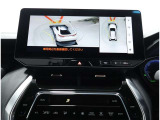 サイドクリアランスビュー表示中に、旋回時の運転操作に合わせて自動で車両を斜め後方から見たような映像を表示。