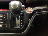 CVT車のセレクトレバーです。低速から高速まで、変速ショックのないスムーズな走りを実現するとともに、エンジン効率のよい領域を維持することで燃費にも貢献します。
