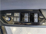 パワーウィンドウのスイッチですよ。 運転席に居ながら窓を開け閉めのコントロールできますよ。 ロック機能で、子供がイタズラして窓を開けるという事も無くなりますよ。