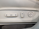 助手席にも電動シートが装備されています。
