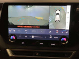 車両を上から見たような映像をディスプレイに表示。さらにフロントカメラにより前方映像を確認することが出来ます。