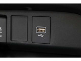 USBジャックも搭載。車内で音楽再生だけではなくスマートフォン等の機器へ充電可能です♪