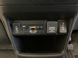 前席の左右別々のシートヒータースイッチが付いています。HiとLoの2段階で温度設定ができます。 スイッチの間にはアクセサリーソケットとETCがついており、高速道路の料金所の通過も楽々です!。
