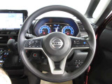 運転が楽しくなる明るく開放的な運転席まわりです。