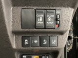 両側電動スライドドアは運転席から操作ができるよう、操作スイッチが付いています。Hondaセンシング用のVSA(ABS+TCS+横滑り抑制)解除と路外逸脱抑制機能などのスイッチがあります。