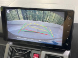 【バックカメラ】駐車時に後方がリアルタイム映像で確認できます。大型商業施設や立体駐車場での駐車時や、夜間のバック時に大活躍!運転スキルに関わらず、今や必須となった装備のひとつです!