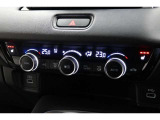 運転席と助手席の温度設定の変更が可能な左右独立タイプのデュアルエアコンです♪♪♪暑がりな人・寒がりな人も誰もが車内を快適にお過ごしいただけます♪♪♪