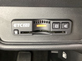 ハンドルの右下にETC2.0がついています。高速道路の料金所の通過も楽々です!。 カードの取り出しもしやすい場所についています。