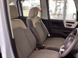 フィット感のあるシート。しっかりと支えてくれるので、長時間の運転を快適にサポートしてくれます。アームレスト付き。長距離ドライブも快適に過ごせます。