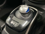 【e-POWER専用シフトレバー】単に操作方法が変わっただけでなく、デザイン性と安全性の向上、さらには先進運転支援機能の実現に貢献する、機械式から進化した電子制御式のシステムです。