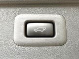 【パワーバックドア】スマートキーや運転席のボタンを押すだけでリアゲートが自動で開閉します!荷物を持っている時や、高い位置にあるバックドアを閉める際に便利な機能です♪