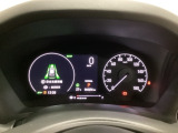 ハイブリット車専用のメーターです。右側の大型スピードメーターに加え、ステアリングスイッチを使って左のマルチインフォメーション・ディスプレイで燃費や動力伝達などの情報が見れるようになっています。