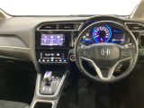 車内は光触媒抗菌消臭施工済です。スタイリッシュなデザインでスポーティなインパネ周りを演出します。グローブボックスやカップホルダーのほかにトレーなどたくさんの収納スペースが付いています。