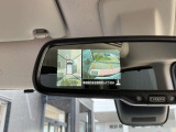 車両を上から見ているようなアラウンドビューモニターの映像をルームミラーに映し出してくれるので、小さなお子様や障害物も確認できます。運転のしやすさはもちろん、事故防止にも役立ちます!
