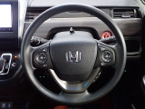 ハンドル左側にはオーディオ操作が出来るオーディオリモートコントロールスイッチ、右側にはHonda SENSINGとオートクルーズコントロールのスイッチを装備!