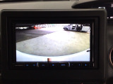 【バックカメラ】運転が苦手な方も車庫入れラクラクです!ギアをリバースに入れれば自動的に切り換わりますので、面倒な操作は不要です♪狭い駐車場もお車を傷つけず安心ですね!