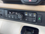 【オートエアコン】一度お好みの温度に設定すれば、車内の温度を検知し風量や温度を自動で調整。暑い&hellip;寒い&hellip;と何度もスイッチ操作をする必要はありません。快適な車内空間には必須の機能ですね♪