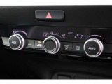 ダイヤル式フルオートエアコン。車内の温度設定だけでなく、PM2.5対応高性能集塵フィルターを装備しており、いつでも車内は快適空間♪