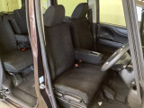 女性でも運転がしやすいように、シートの高さ調整機能(シートリフター)がついています。運転席と助手席の間が空いている為、助手席側への移動がスムーズです。交通量の多い道でも助手席側から乗り降りができます。