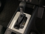 「e:HEV」搭載車です。日常シーンのほとんどをモーターで走行し、高速クルージングなどモーターよりもエンジンの方が効率が良い領域はエンジンで走行、あらゆる領域で優れた燃費走行を実現します。