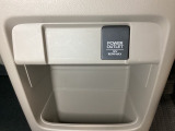 アクセサリーソケットはUSBのアダプターなどをつければ、スマホの充電にも使えます。周辺には物が置けるボックスがついています。