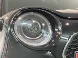 LEDヘッドライトは、点灯の瞬間から最大光量を発揮し、突然暗くなるトンネルなどでの安定感を高めます。